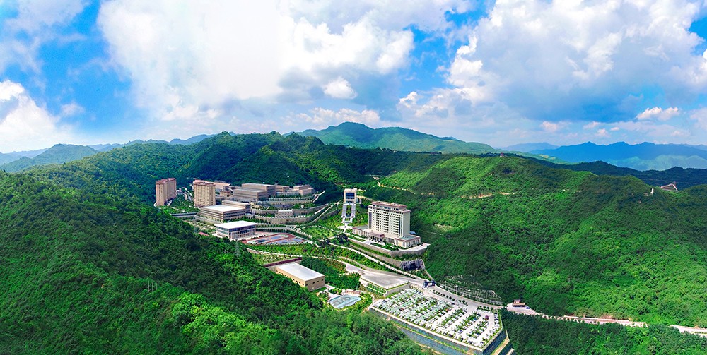 202205281653714185337842.jpg 圖1:綠樹(shù)掩映中的金徽礦業(yè)股份有限公司 拷貝.jpg