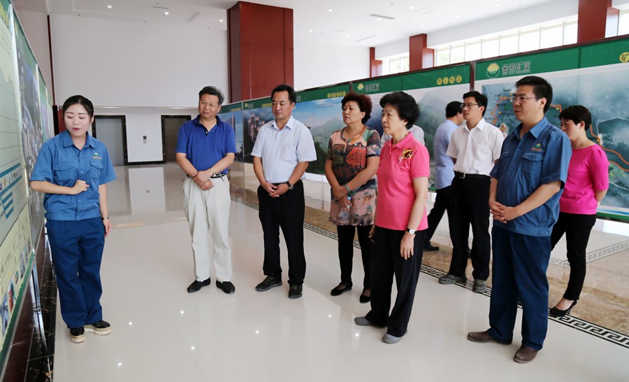 1-2015年8月，全國政協(xié)副主席、中國科學(xué)院院士王志珍一行蒞臨金徽股份調(diào)研。.jpg