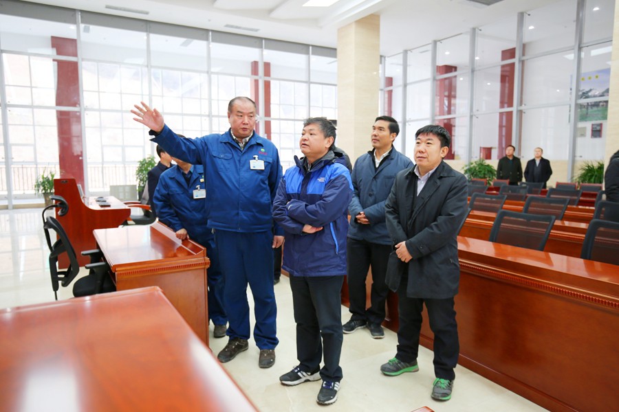 9-2016年12月，生態(tài)環(huán)境部部長黃潤秋（時任環(huán)境保護部副部長）蒞臨金徽股份視察工作，對金徽股份 的環(huán)境保護工作給充分肯定。.jpg