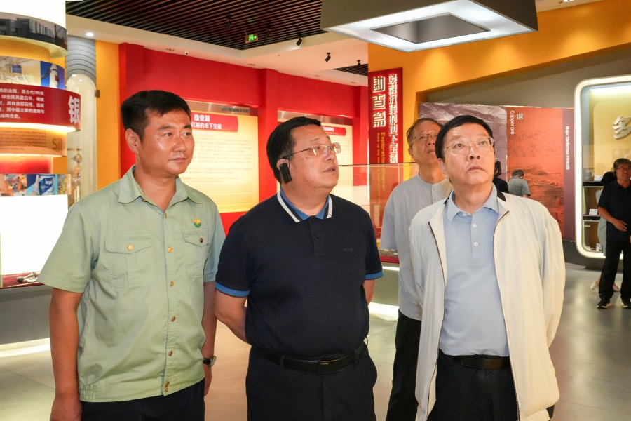 2024.06.23全國政協(xié)委員、 陜西省政協(xié)副主席、民建陜西省委會主委李忠民蒞臨金徽股份調(diào)研.jpg